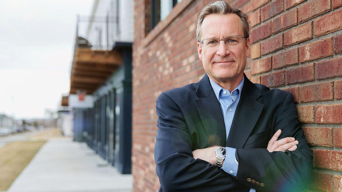 El exfiscal federal Kurt Alme está apoyado contra una pared.