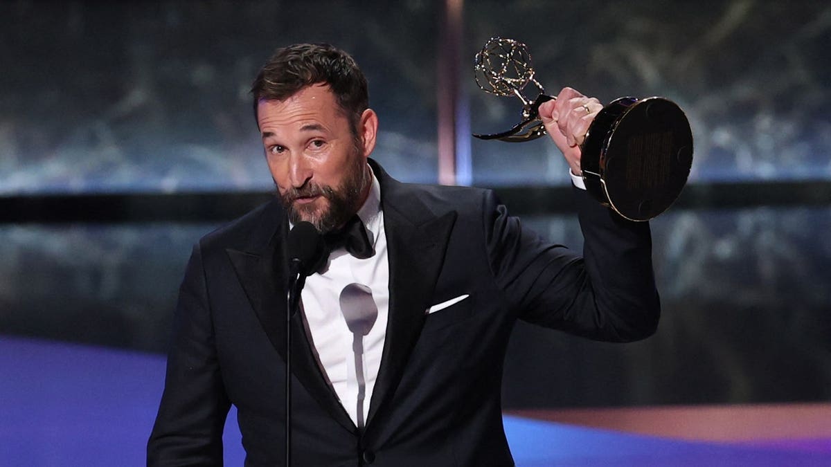 Noah Wyle accepts an award