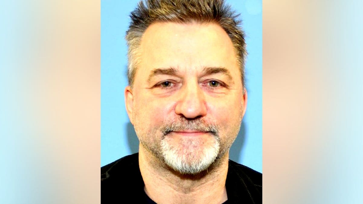 la foto del carné de conducir de uno de los hombres desconocidos