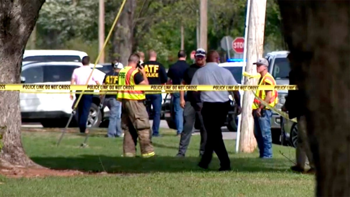 agentes de policía y bomberos en el lugar