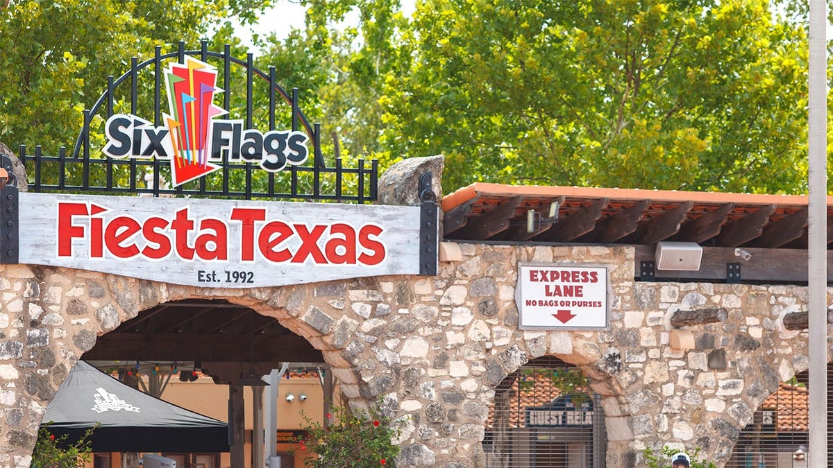 Sinal exterior do Six Flags Fiesta Texas