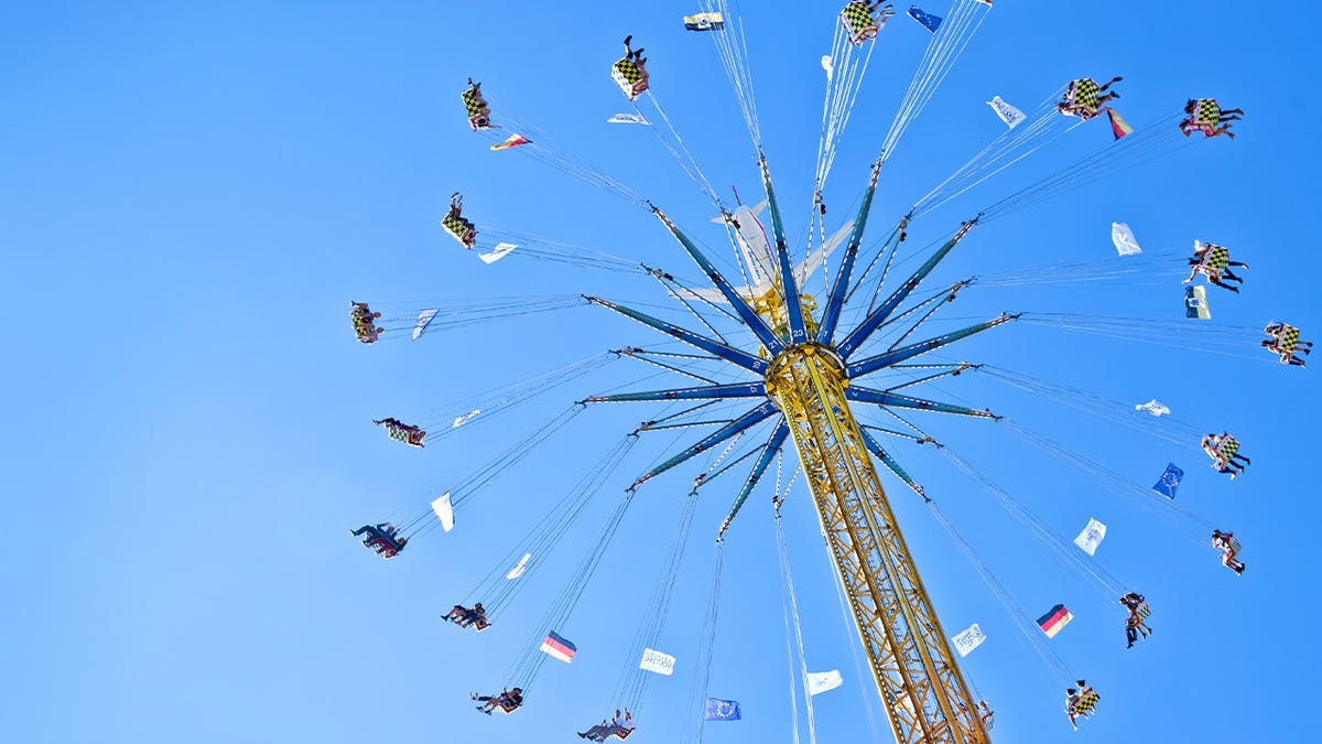 Imagem stock de passeio de balanço de cadeira no parque de diversões