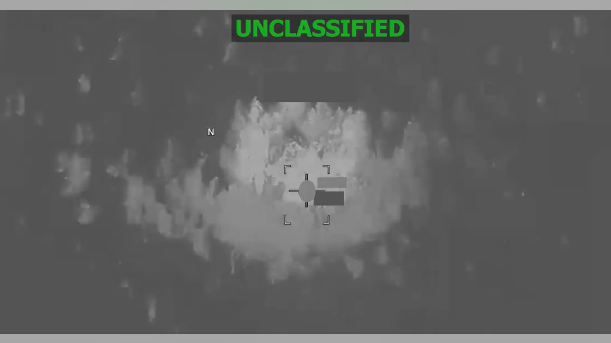 esplosione di fuoco su una presunta nave trafficante di droga nel Pacifico