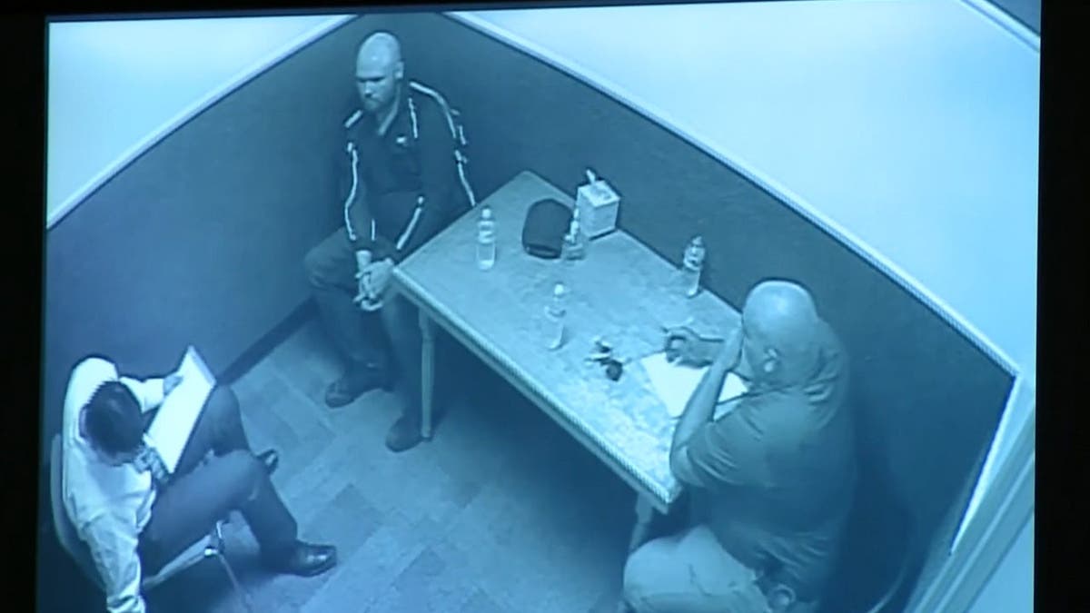 Tanner Horner en la sala de interrogatorios de la policía