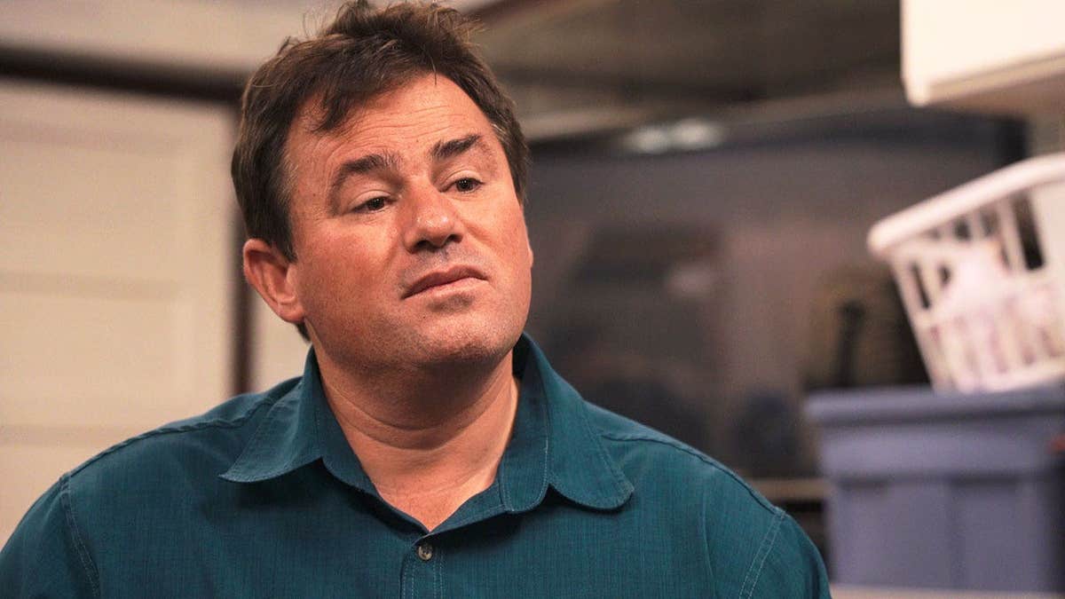 Samuel Bateman con una camisa azul en una escena de 