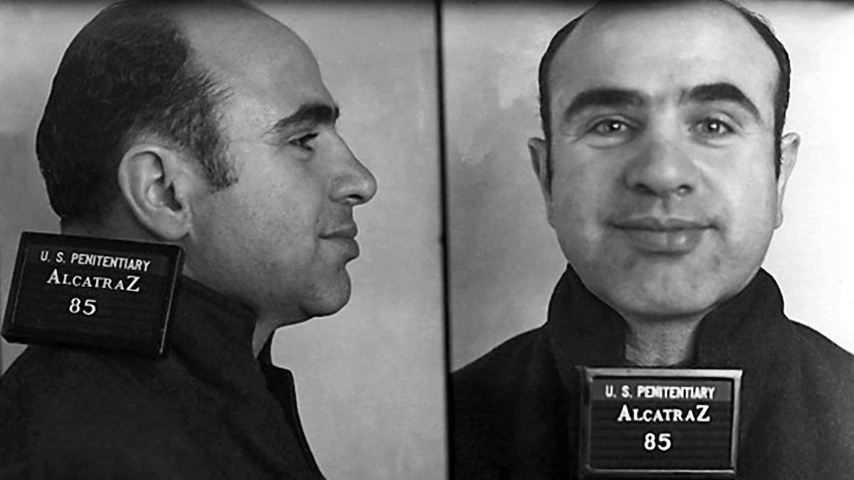 Alphonse Capone posa para uma foto na Penitenciária Federal de Alcatraz.