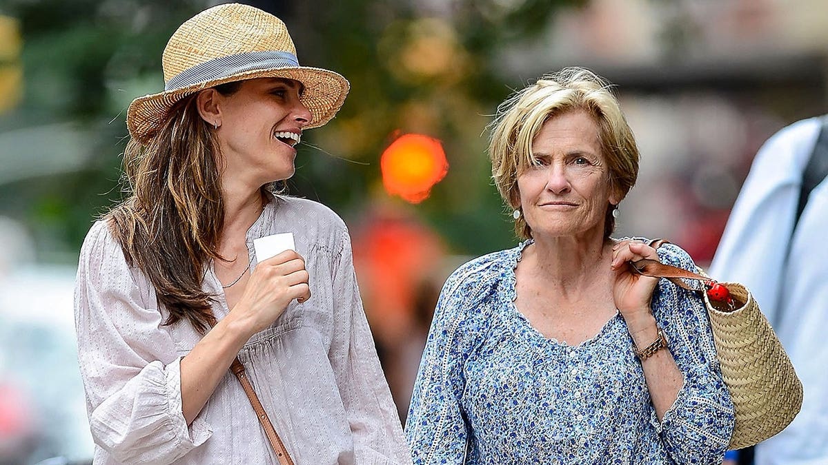 Amanda Peet walking with her mother Penny in New York City