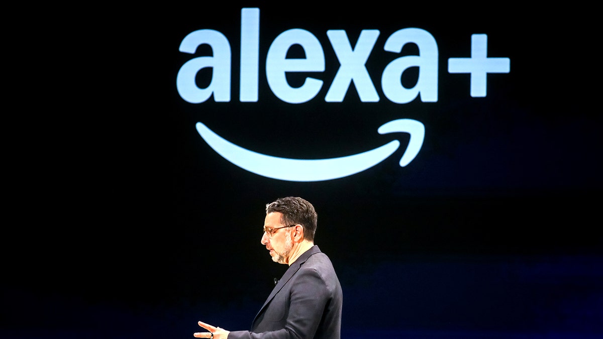 Um homem está em frente ao logotipo da Alexa+.