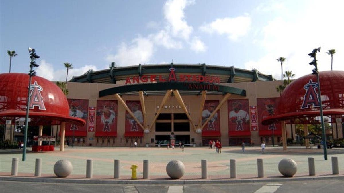Exterior do Angel Stadium antes de um jogo de beisebol em Anaheim, Califórnia