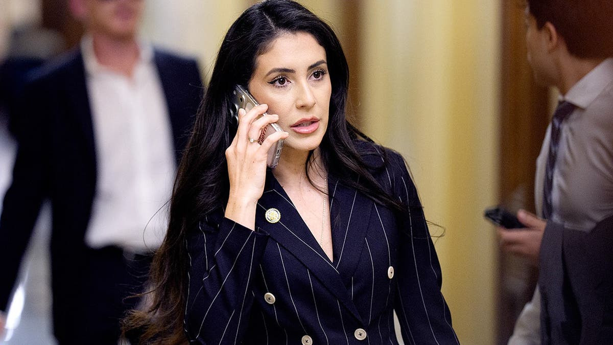 A deputada Anna Paulina Luna sai do Capitólio após a votação na Câmara sobre medidas de segurança e do Irã