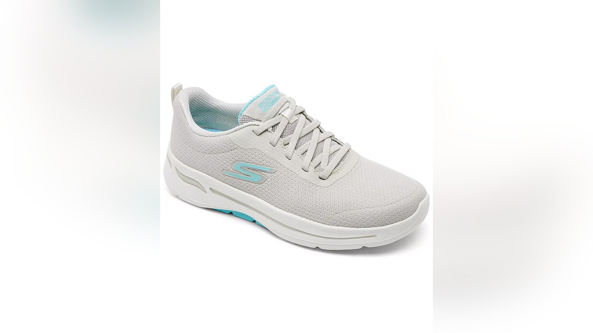 The bungee laces on these shoes stay tighter longer.