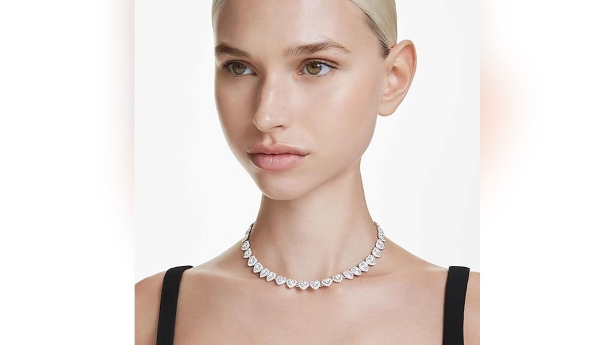 The heart design of this necklace makes it great for showing your love.