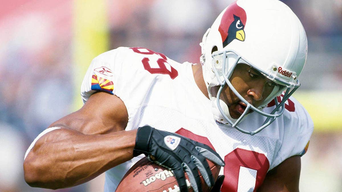 Il ricevitore degli Arizona Cardinals David Boston si sta riscaldando al Sun Devil Stadium di Tempe, Arizona.