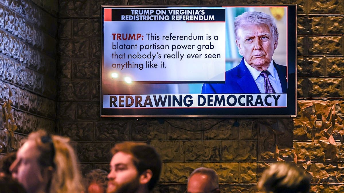 Votantes que asisten a una fiesta para seguir la votación sobre la redistribución de distritos organizada por los demócratas de Arlington en Arlington, Virginia