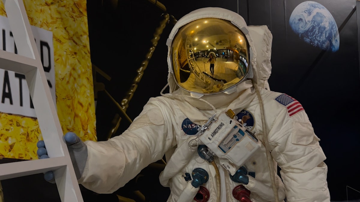 Exposición del traje espacial de Neil Armstrong en el Museo del Aire y el Espacio de San Diego.