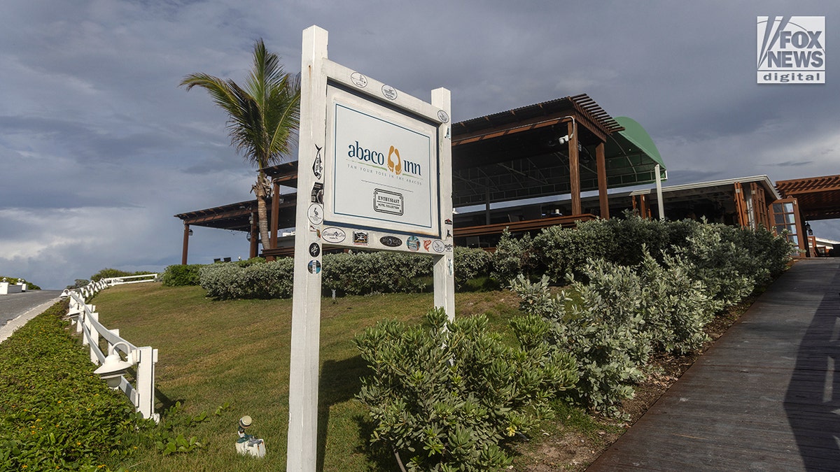 Brian y su mujer, Lynette Hooker, cenando en el Abaco Inn de Hope Town