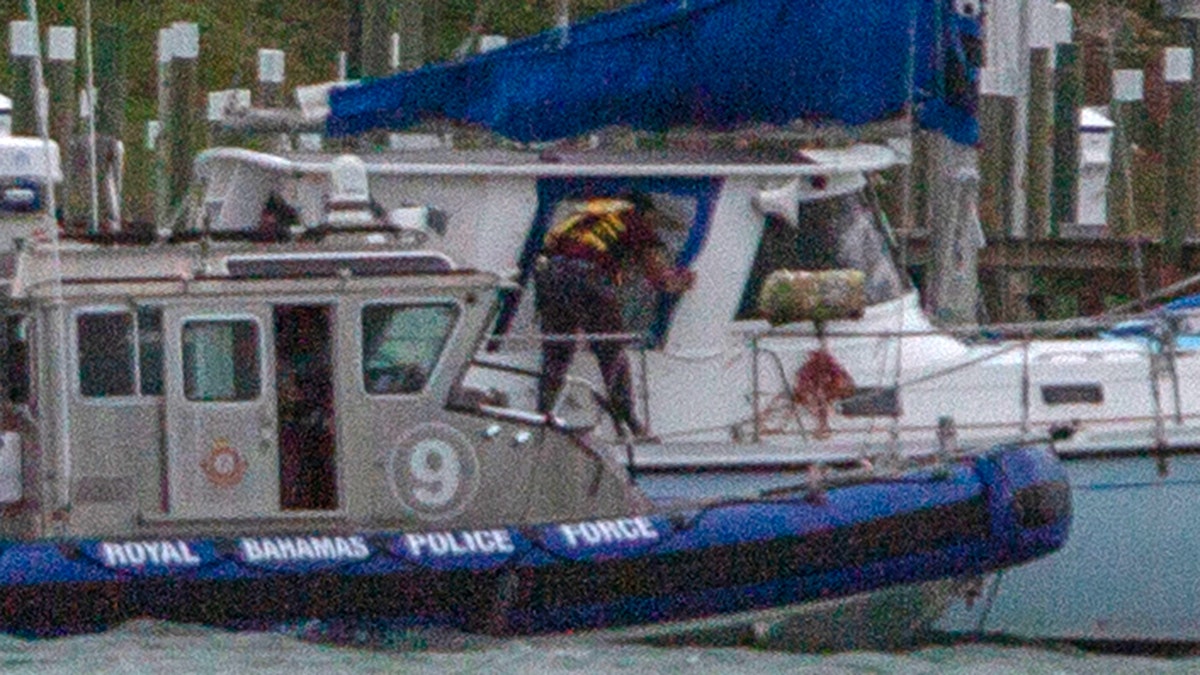 La Policía Real de las Bahamas registra el yate Brian en Marsh Harbour