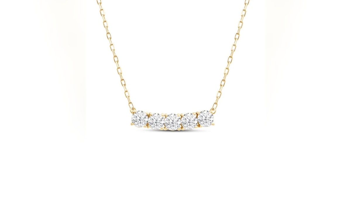 Choose a white, rose or yellow gold chain. 