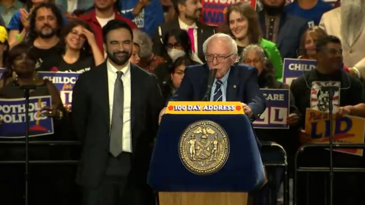 Bernie sanders desde el estrado