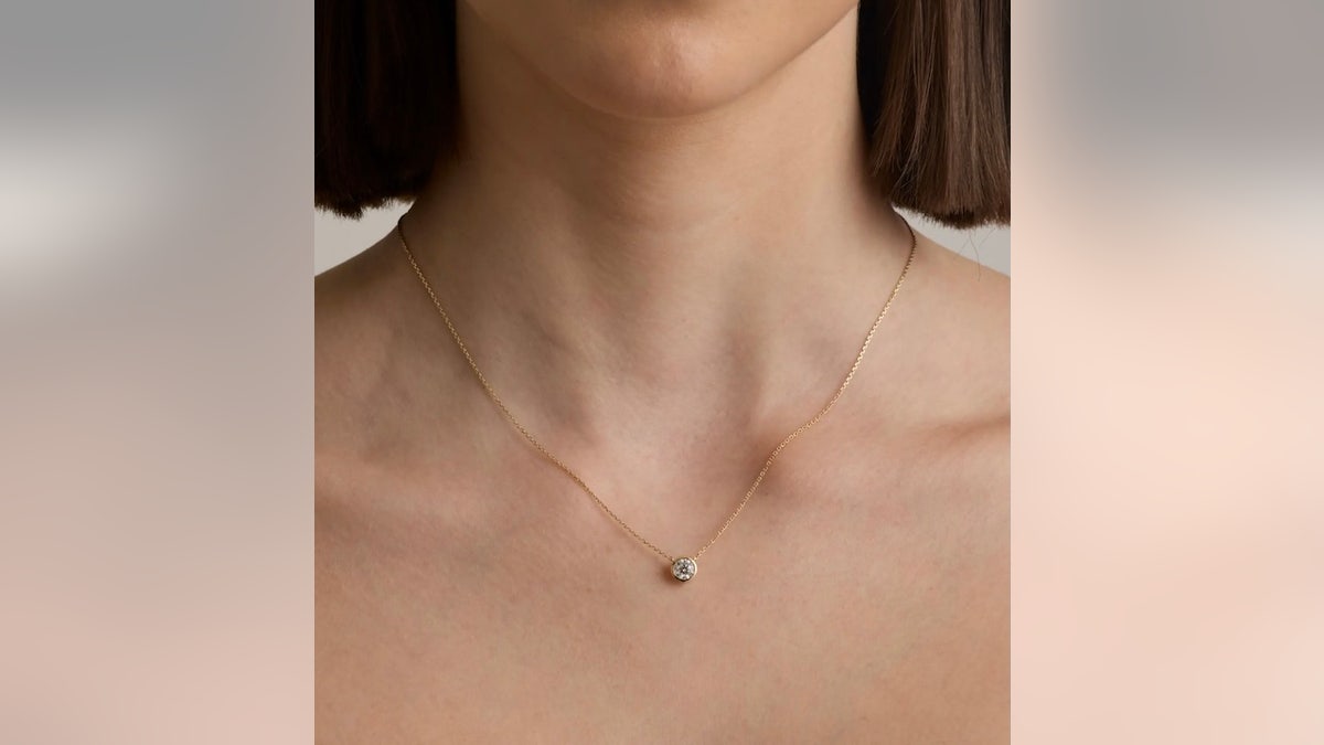 Ouro e diamante se unem para criar uma peça linda e elegante.