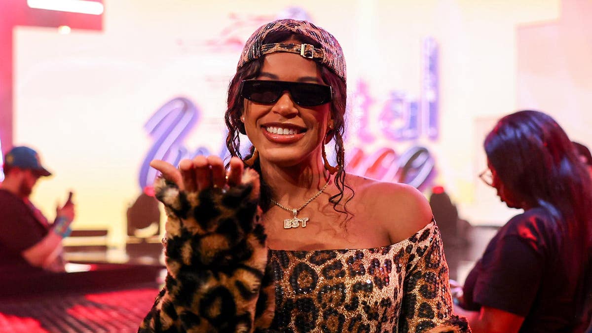 Bianca Belair sorrindo durante o evento NXT na Full Sail University em Winter Park Florida