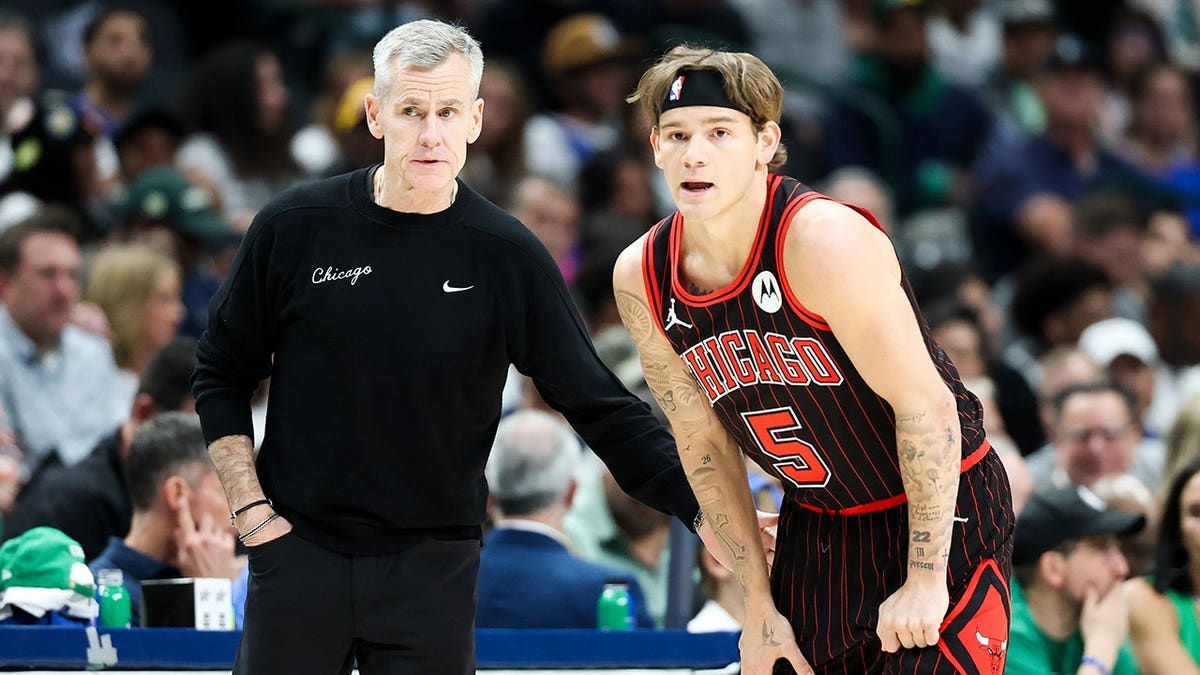 Chicago Bulls caput  manager  Billy Donovan speaking with defender  Mac McClung connected  hoops  court
