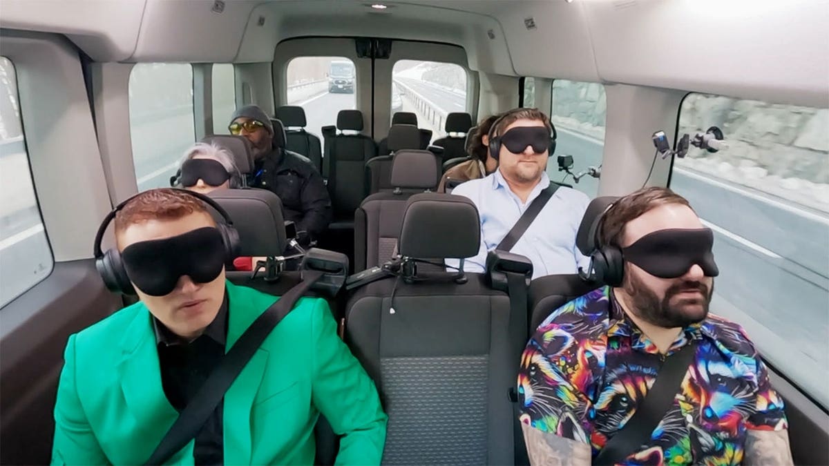 Concorrentes vendados em "O que eu perdi?"