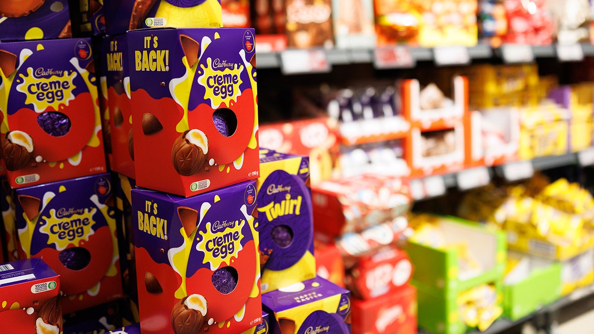Os ovos de Páscoa cremosos da Cadbury são exibidos em uma prateleira de um supermercado Lidl em 26 de março de 2026 em Londres, Inglaterra.