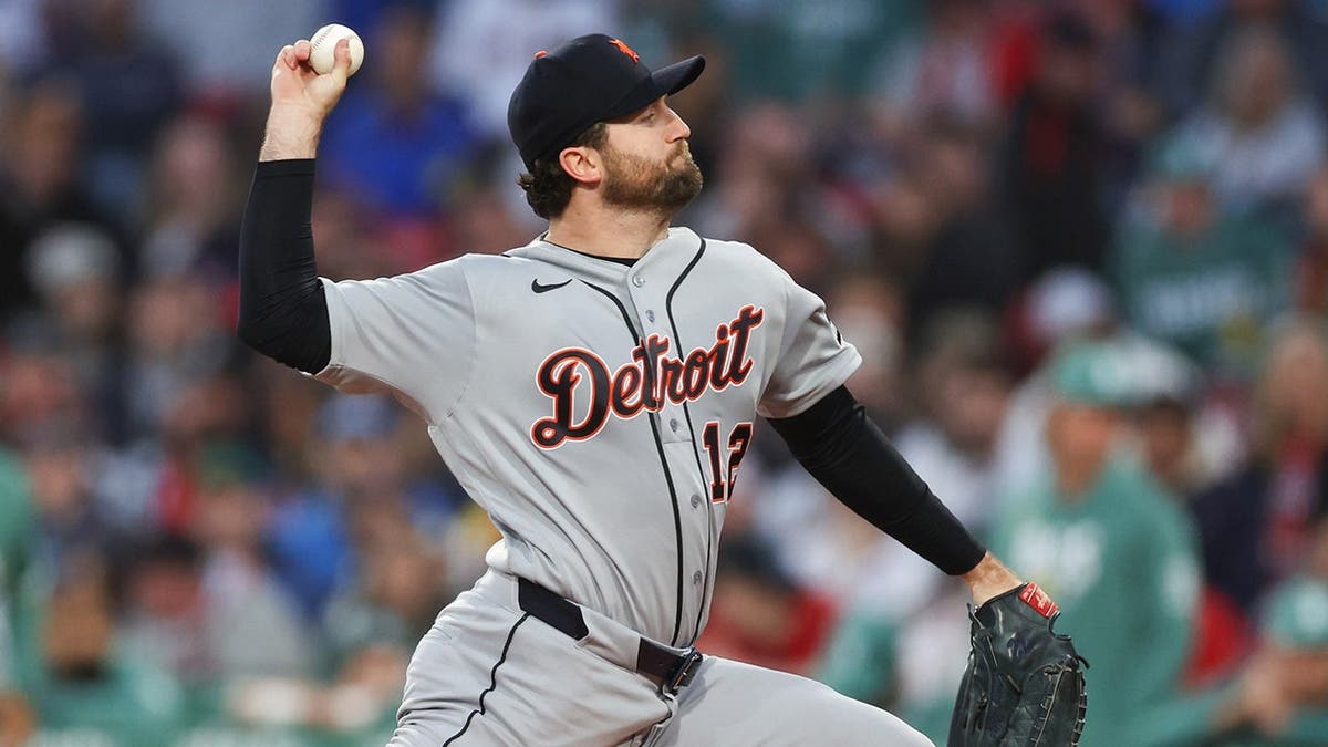 Casey Mize lancia per i Detroit Tigers al Fenway Park di Boston
