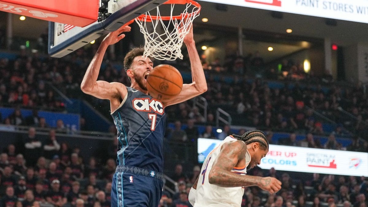 O grande Chet Holmgren do Oklahoma City Thunder enterra no Phoenix Suns SG Jalen Green no jogo 2 da primeira rodada dos Playoffs da NBA de 2026.