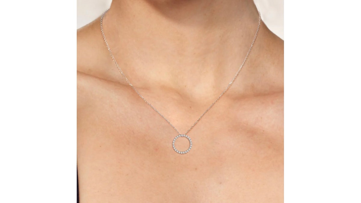 25 diamantes cultivados em laboratório fazem deste colar um símbolo de amor duradouro.