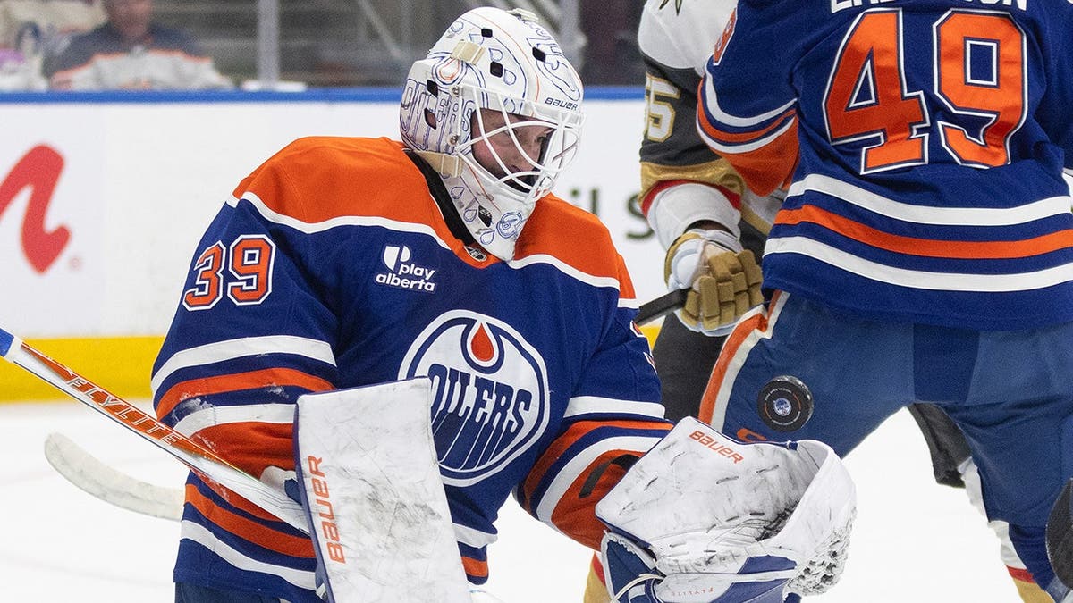 Il portiere degli Edmonton Oilers Connor Ingram effettua un salvataggio durante la partita della NHL