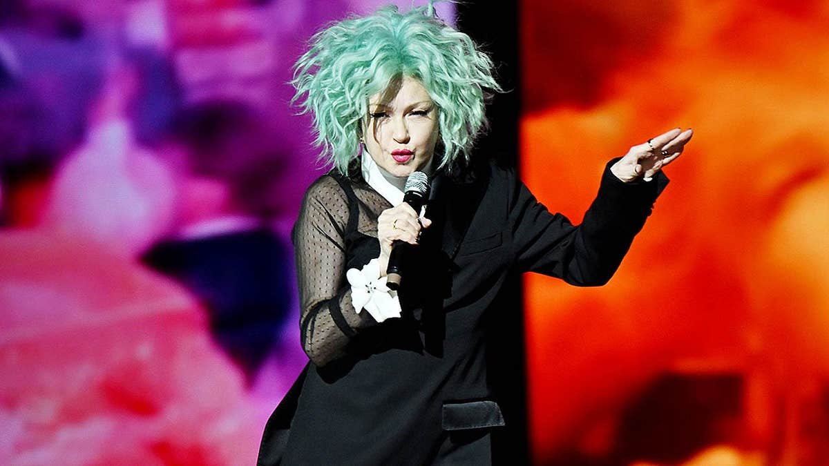 Cyndi Lauper cantando no palco do The Colosseum no Caesars Palace em Las Vegas