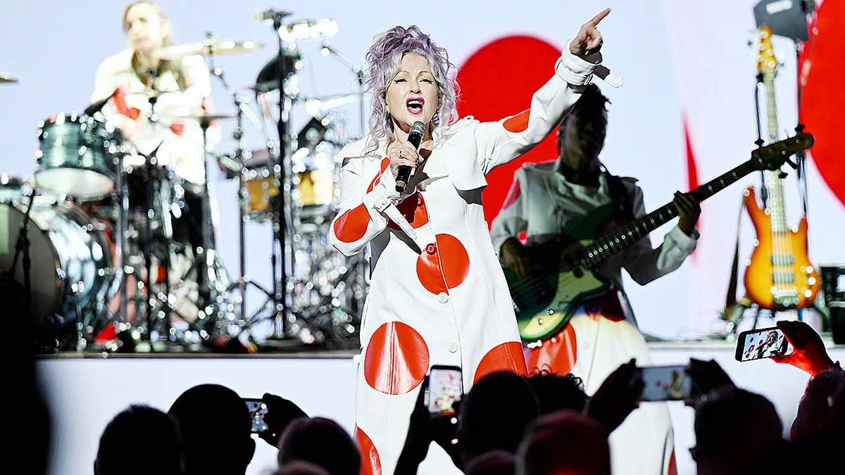 Cyndi Lauper cantando no palco do Caesars Palace em Las Vegas