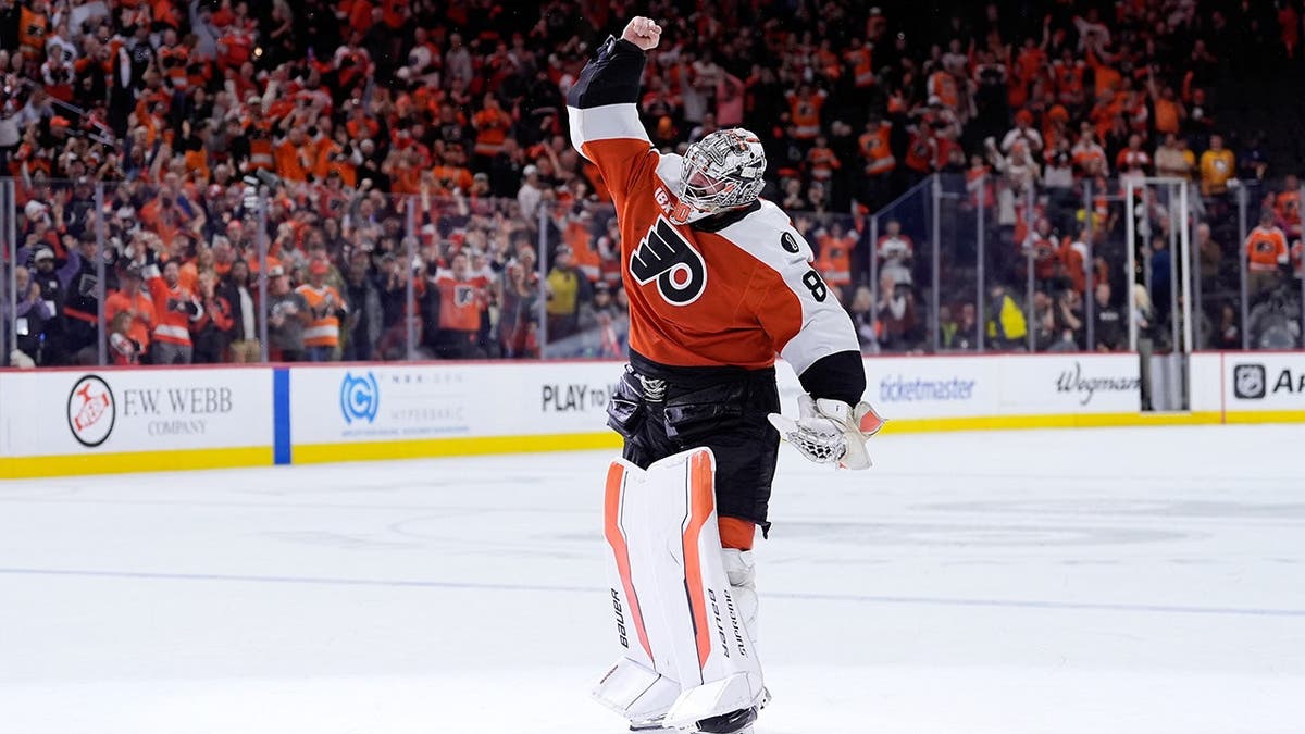 Dan Vladar, portiere dei Philadelphia Flyers, festeggia sul ghiaccio
