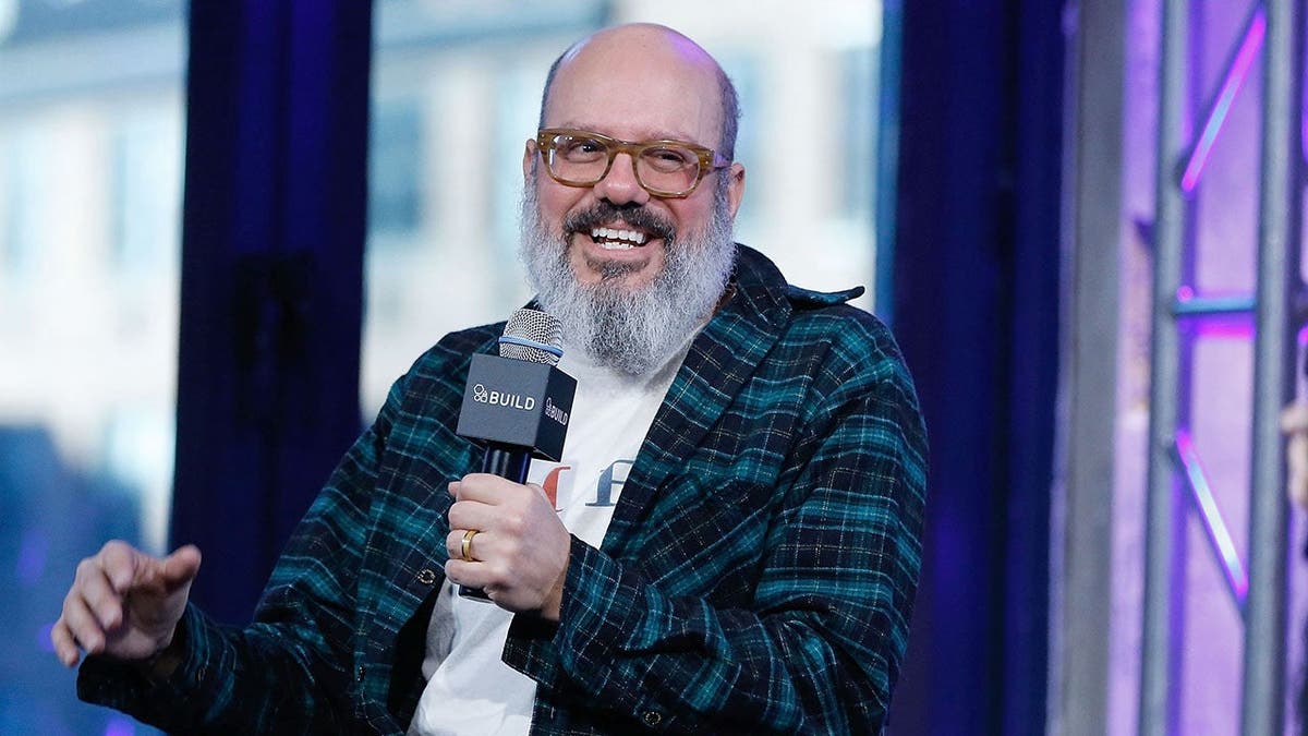 David Cross falando durante a série de palestrantes da AOL Build na cidade de Nova York