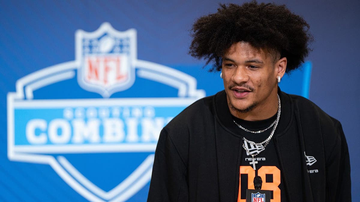 Denzel Boston, residente a Washington, parla ai media alla NFL Combine di Indianapolis