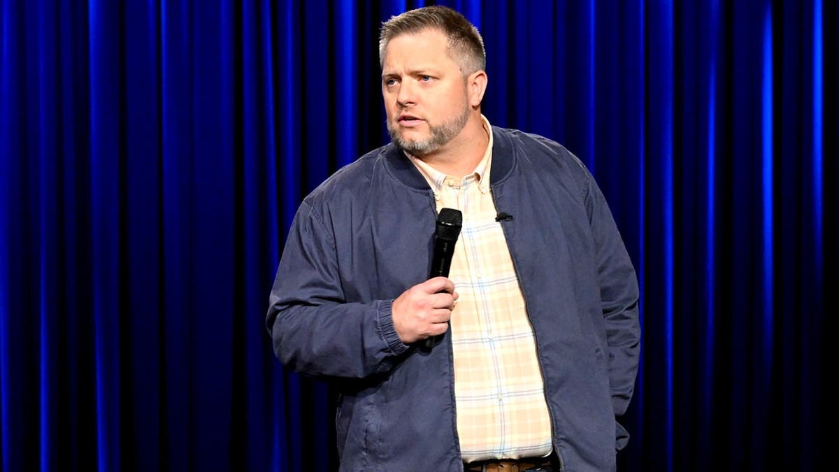 Derrick Stroup si esibisce in piedi 