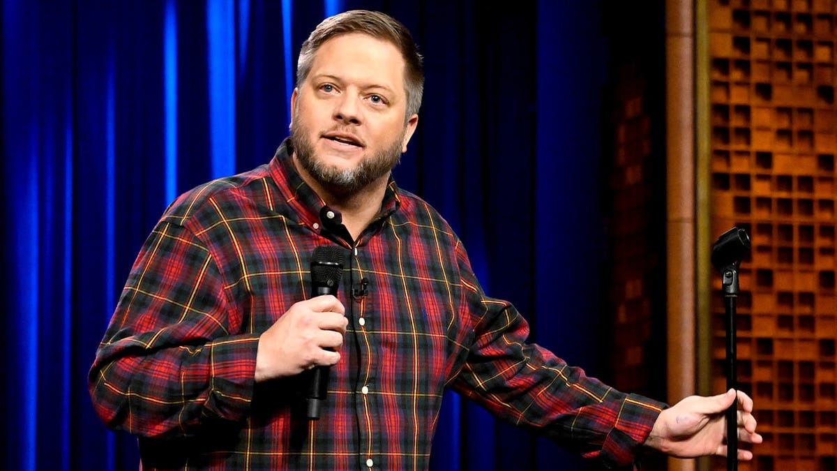 Derrick Stroup si esibisce in cabaret al The Tonight Show Starring Jimmy Fallon.