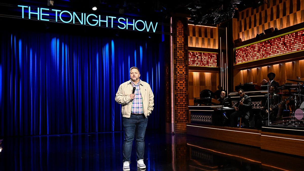 Derrick Stroup si esibisce in piedi 