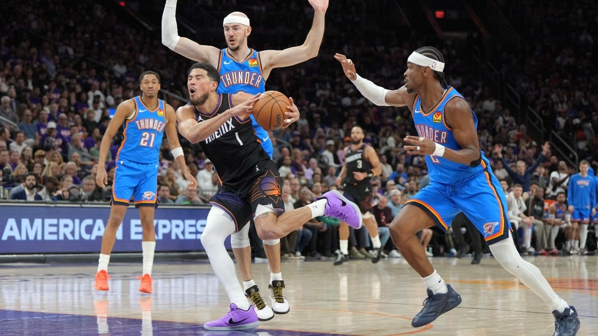 Phoenix Suns SG Devin Booker vai para a cesta no Oklahoma City Thunder durante o jogo 3 em sua série de primeira rodada nos Playoffs da Conferência Oeste de 2026.