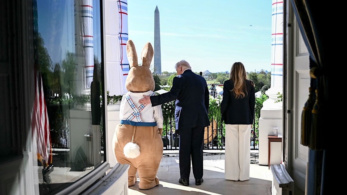 El Conejo de Pascua, el presidente Donald Trump y la primera dama Melania Trump, con el Monumento a Washington al fondo