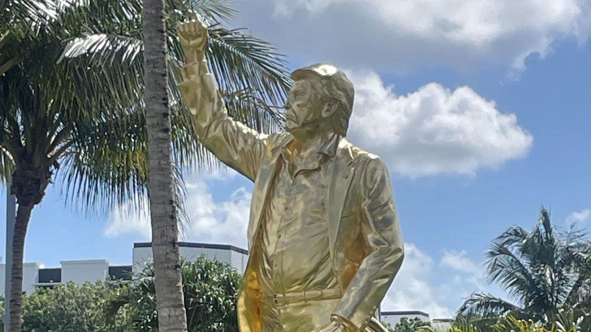 statua d'oro di donald trump