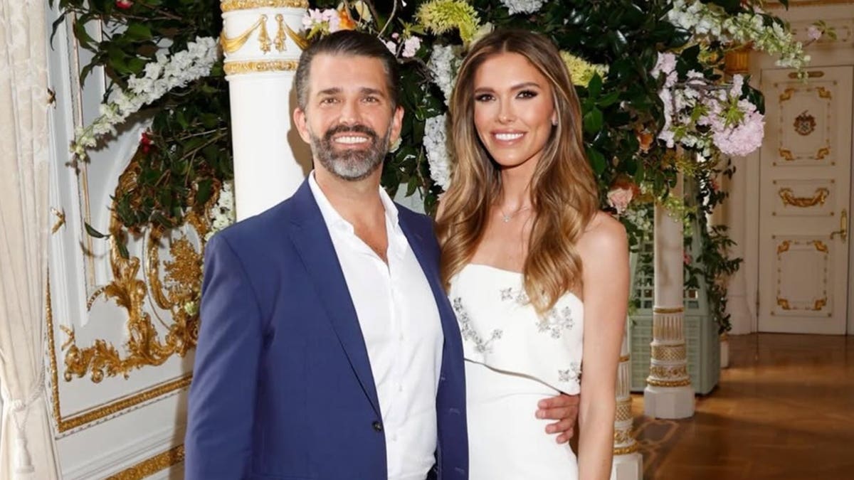 Donald Trump Jr. e Bettina Anderson sentados juntos