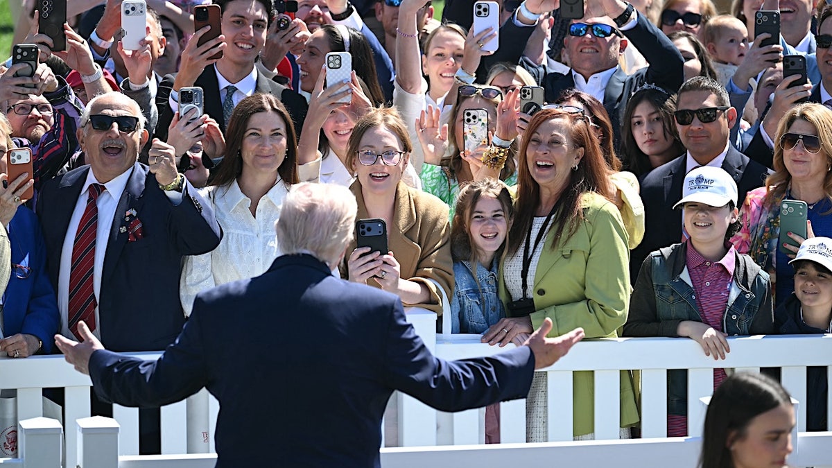 El presidente Donald Trump se dirige al público del «Easter Egg Roll» de la Casa Blanca