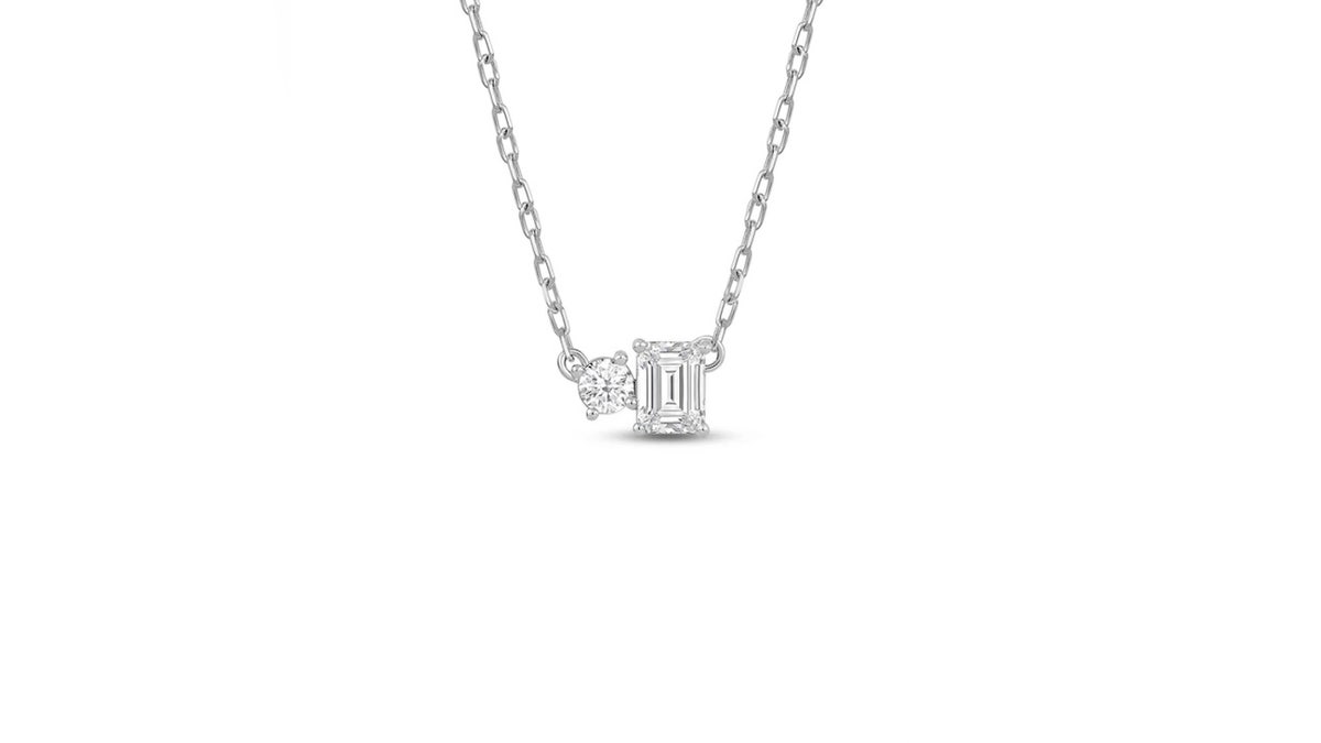 Dois diamantes criam um colar único.