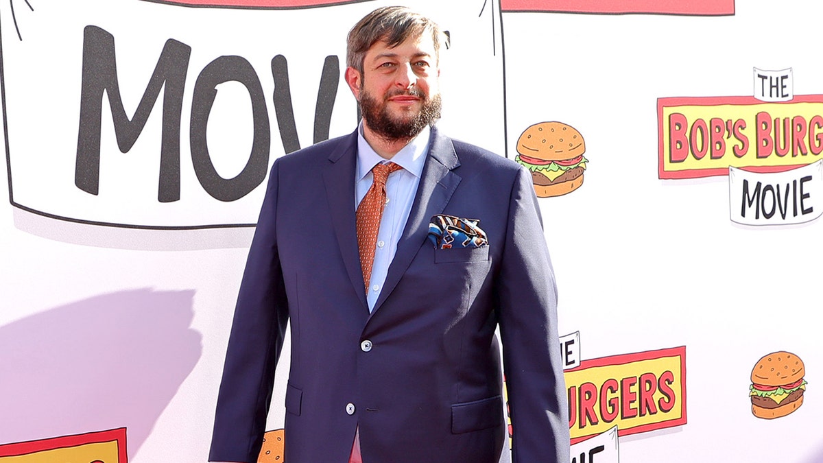 Eugene Mirman sorrindo na estreia de Los Angeles de "O filme Bob's Burgers" em maio de 2022.