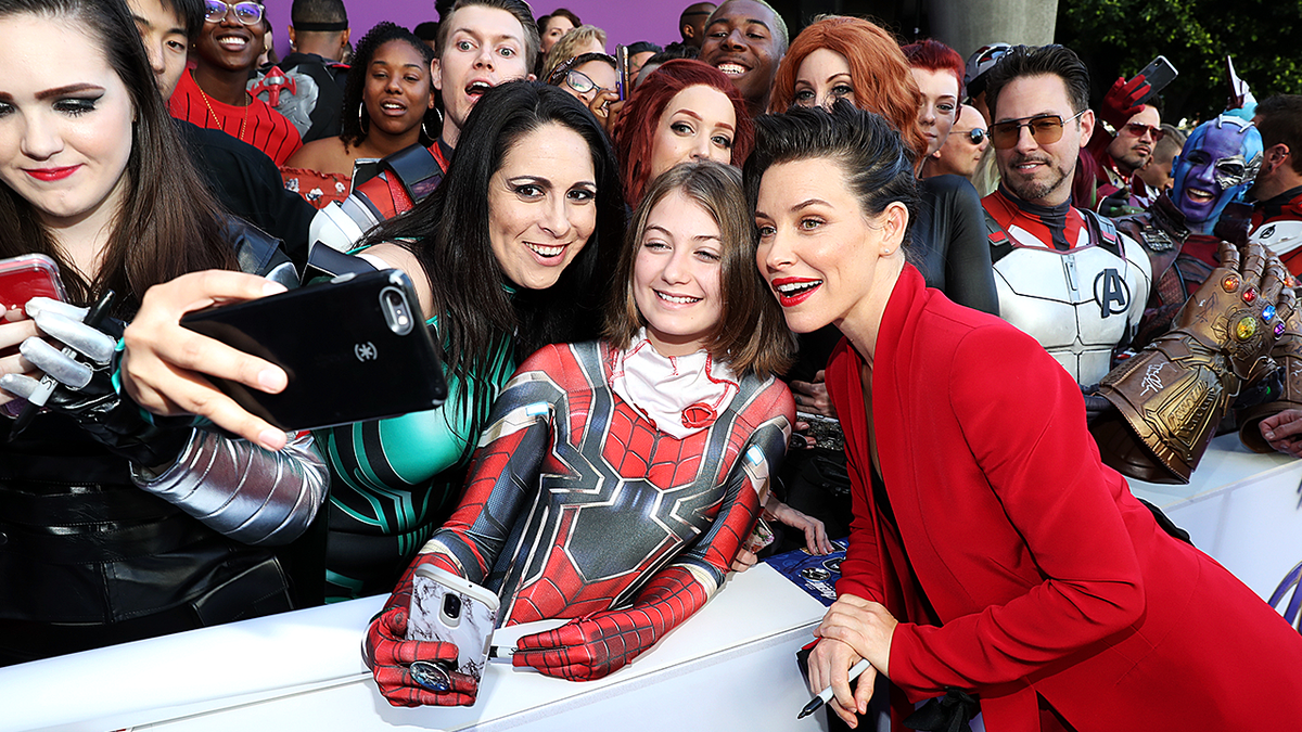 Evangeline Lilly posa con i fan alla première del film.