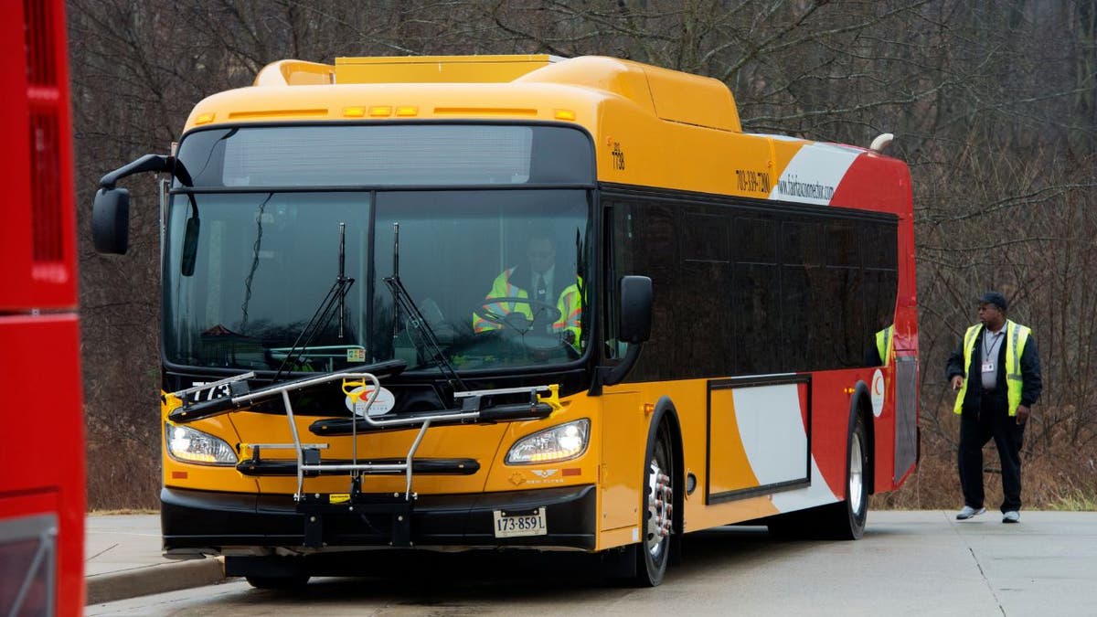 Un autobús de Fairfax Connector se coloca en su sitio para participar en la rueda de prensa celebrada en la estación VRE de Burke Centre, con motivo del lanzamiento del servicio de Fairfax Connector entre esta estación y la estación de autobuses de Tysons, situada en Jones Branch Drive, en Tysons Corner, el sábado 13 de enero de 2013. 