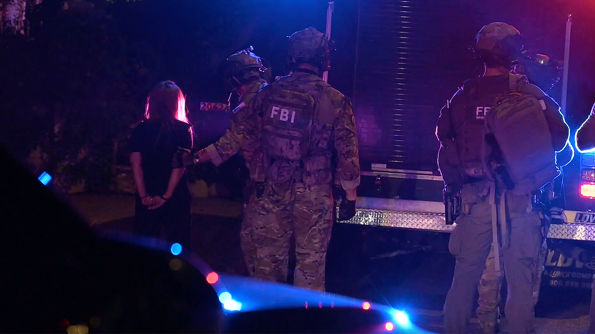 FBI se reúnen durante una operación nocturna relacionada con una gran campaña contra el fraude en el sector sanitario